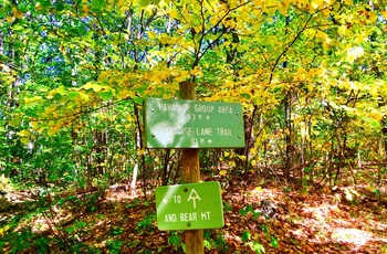 Skilt til toppen af Bear Mountain - det højeste bjerg i Connecticut