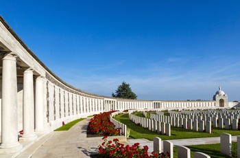 Belgien, Flandern, Tyne Cote War Cemetary - Commonwelth mindesmærket med de omliggende soldatergrave