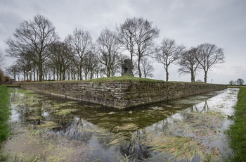 Belgien, Ypres - Deutscher Soldatenfriedhof Langemark på en våd dag