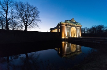 Belgien, Ypres - Menin Gate i smuk aftenbelysning