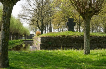 Belgien, Ypres - den tyske kirkegård Langemark med korset over de faldne