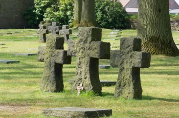 Belgien, Ypres - stemningsfulde kors på den tyske kirkegård Langemark 