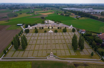 Belgien, Zonnebeke - den britiske kirkegård Tyne Cot set fra oven