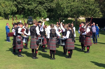 Bigband varmer op til at spille ved Highlandgames, Skotland