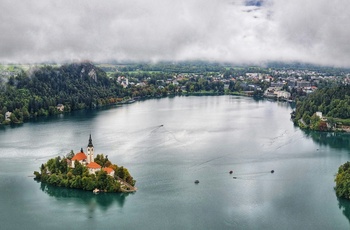 Bledsø og by på en overskyet dag, Slovenien