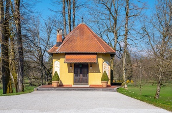 Lille hus i slotsparken der omgiver Brdo slot, Slovenien