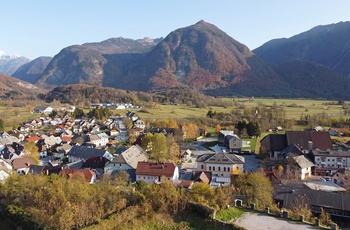 Udsigt over byen Bovec i de julianske Alper, Slovenien