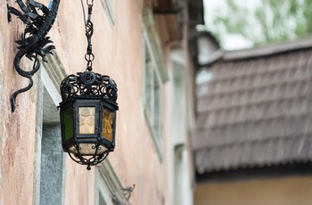 Smuk jernlampe i byen Kropa i Slovenien