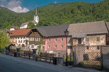 Gamle huse i byen Kropa i Slovenien