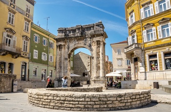 Romersk port Golden Gate i kystbyen Pula, Istrien i Kroatien