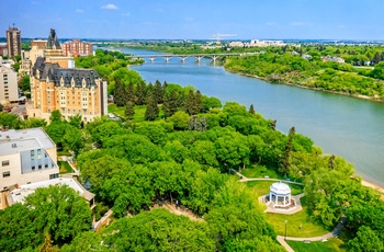 Luftfoto af Bessborough Hotel og South Saskatchewan River i Saskatoon - Canada