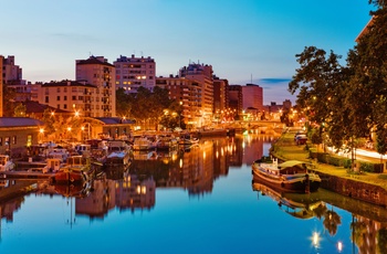 Hyggelige Canal du Midi i centrum af Toulouse ved aftentid