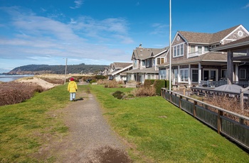 Sti langs stranden og forbi villaer i Canon Beach, Oregon