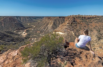 Ung kvinde nyder udsigten over Cape Range National Park – Western Australia