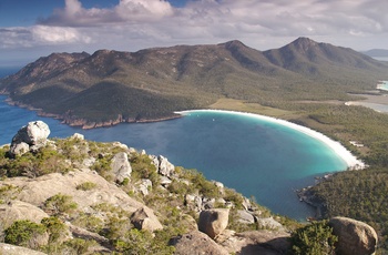 Udsigt til Wineglass Bay i Freycinet National Park på Tasmanien