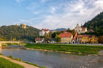 Savinja floden i udkanten af byen Celje med udsigt til Celje slot, Slovenien