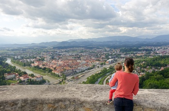 Mor og barn på Celje slot nyder udsigten til byen, Slovenien