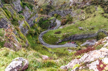 Parkeringspladser langs Cheddar Gorge Road i Somerset, Sydengland