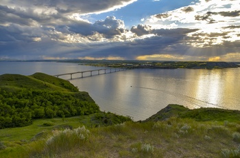 Crow Flies High State Recreation Area og Four Bears Bridge over Missouri-floden nær New Town - Credit North Dakota Tourism