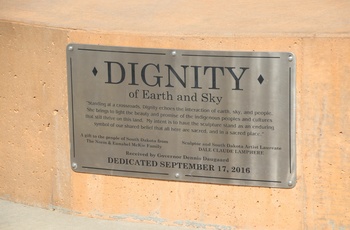 Skilt på Statuen, Dignity of Earth and Sky i South Dakota