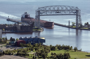 Fragtskib på vej ind under Aerial Lift Bridge til havnen i Duluth, Minnesota