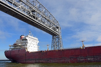 Fragtskib under Aerial Lift Bridge i Duluth, Minnesota