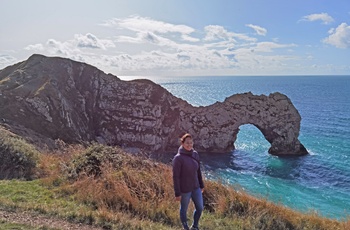 En af vores rejsespecialister foran Durdle Door på Jurassic Coast - Sydengland