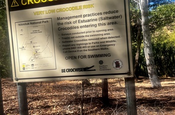 Skilt der fortæller området er "Crocodile safety" ved vandfaldet Edith Falls - Northern Territory