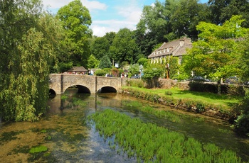 England, Cotswolds, Bibury - broen over Coln ved Swan Hotel