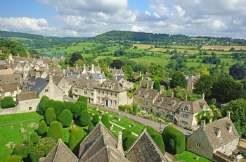 England, Cotswolds, Painswick - Udsigten fra St. Marys kirketårn over landsbyen Painswick mod Sheepscombe