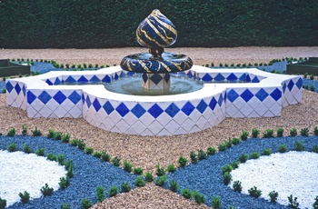 England, Gloucestershire, Cotswolds - maurisk inspireret springvand i Knot Garden ved Sudeley Castle 