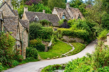 England, Gloucestershire, Cotswolds - søde huse med grønne haver ved Arlington Row