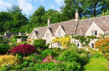 England, Gloucestershire, Cotswolds, Bibury - de smukke stenhuse med haver ved Arlington Row