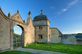 England, Gloucestershire, Cotswolds, Chipping Campden - indgangen til Court Barn Museum i solskin