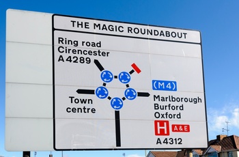 England, Swindon, Magic Roundabouts - fem rundkørsler i en cirkel med navn efter Tv-børneserien The Magic Roundabouts