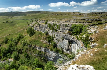 England, Yorkshire Dales National Park - udsigt over landskabet fra toppen af Malham Cove