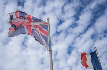 Frankrig, Normandiet - Pegasus broen med franske og britiske flag