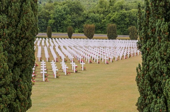 Frankrig, Verdun - franske soldatergrave ved Ossuaire Douaumont