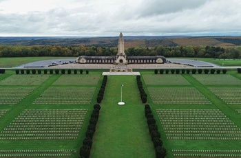 Frankrig, Verdun - kirkegården og mindesmærket Ossuaire de Douaumont.jpg