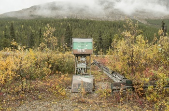 Gammel tankstation/stander langs Alcan Highway i Canada