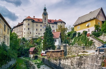 Gewerkenegg Slot i byen Idrija i Slovenien