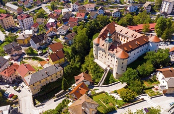 Gewerkenegg Slot i byen Idrija i Slovenien