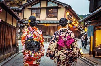 Gion distriktet med geishaer i kimono og turister, Kyoto i Japan - AS