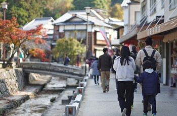 Turister og lokale i Gion distriktet i Kyoto, Japan - AS