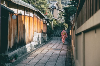 Geisha på vej gennem Gion distriktet i Kyoto, Japan - AS