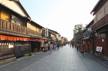 Gågade med butikker i Gion distriktet i Kyoto, Japan - AS