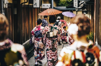 Geishaer i kiminoer i Gion distriktet i Kyoto, Japan - AS