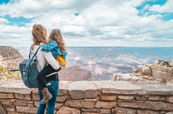 Mor og datter nyder udsigten i Grand Canyon - Foto Westwind Air Service Unsplash