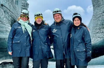 4 glade rejsespecialister på Katla Ice Cave Tour - Island