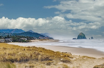 Haystack Rock og Canon Beach på en overskyet dag, Oregon